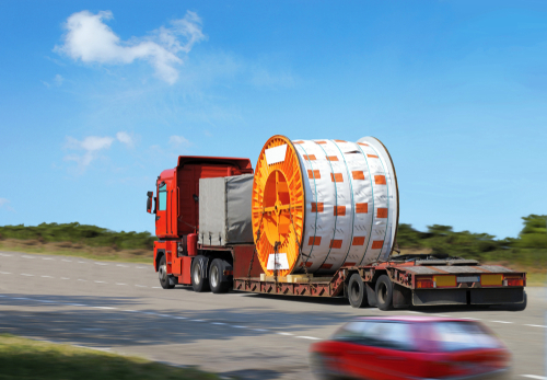 transport de charge lourde par un camion de convoi exceptionnel