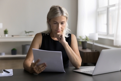 femme d'affaires compare les devis de déménagement